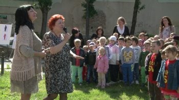 Inspectorul pentru învățământ preșcolar, Leontina Ghiț, i-a invitat pe micuții prezenți să pășească pe calea poveștii Turnului Pompierilor