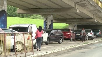 În vreme ce unii îşi acopereau cu pături maşinile, alţii au luat drumul parcărilor acoperite, iar dacă sub Podul Decebal n-ai mai avut loc să arunci un ac, au fost şoferi care au găsit soluţii ingenioase, parcând tot sub pod, doar că nu în parcare, ci pe trotuarele sau spaţiile verzi de sub acesta. 