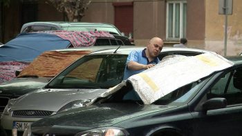 De această dată, au scos păturile din portbagaj, de pe banchete, parasolarul auto, şi şi-au învelit cât de bine au putut autoturismele. 