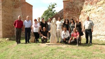 Fotografia de grup lângă sculptura lui Giuseppe Strano Spitu