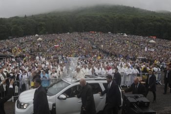 Papa Francisc a fost aşteptat sâmbătă la Şumuleu Ciuc de 40.000 de pelerini, 14.000 fiind din străinătate, și a sosit la renumitul loc de pelerinaj într-un papamobil produs de uzinele Dacia. Veșmântul său a fost creat de artista Cristina Sabău-Trifu din Satu Mare