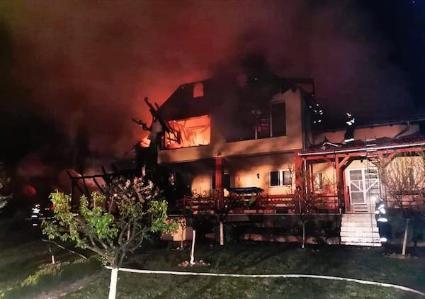 Coşurile sau burlanele de fum defecte sau necurăţate, respectiv instalaţiile electrice defecte sau improvizate au fost principalele cauze care au determinat incendiile la locuinţe