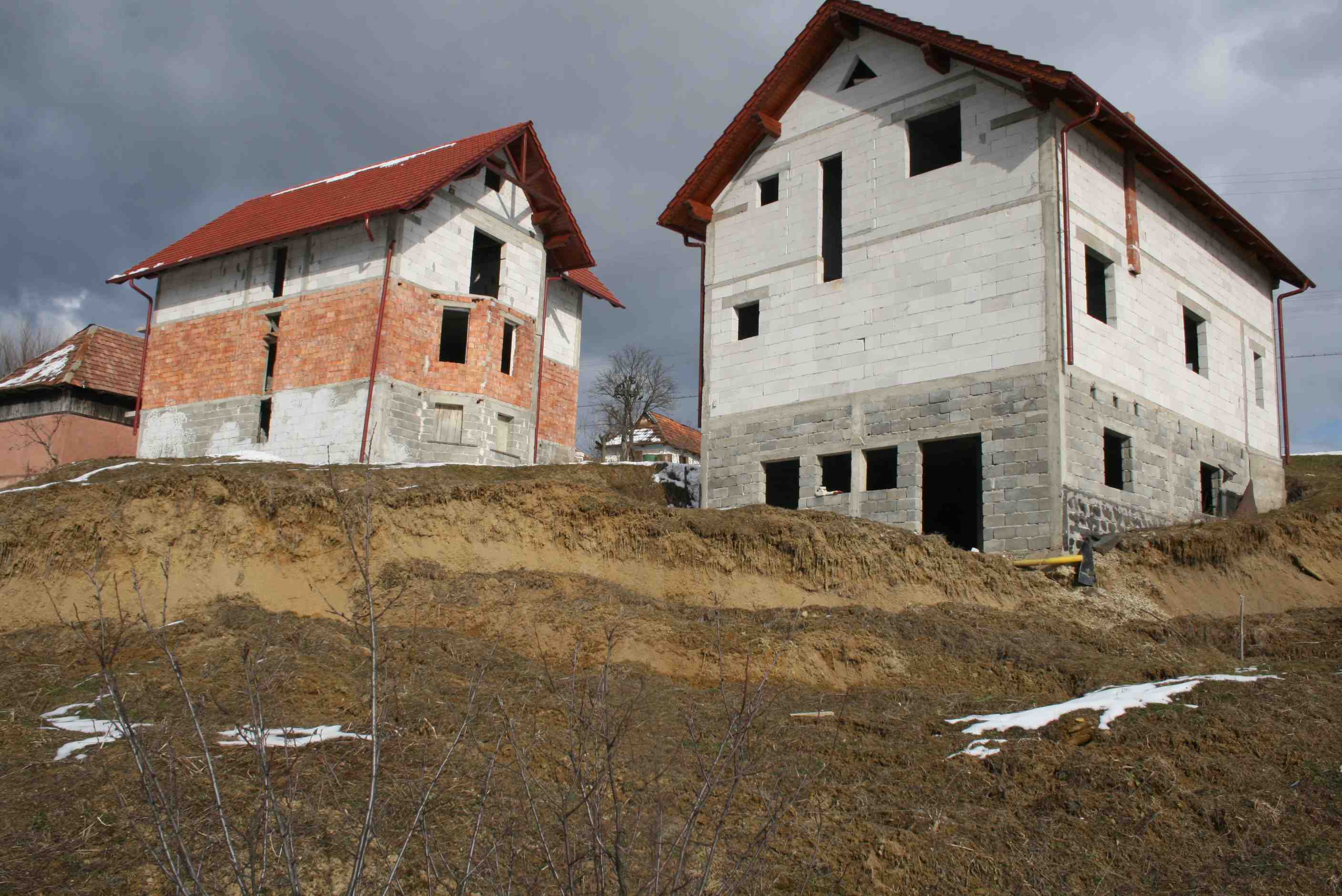 Alunecarile de teren se apropie din ce in ce mai mult de casele oamenilor din Lechinta