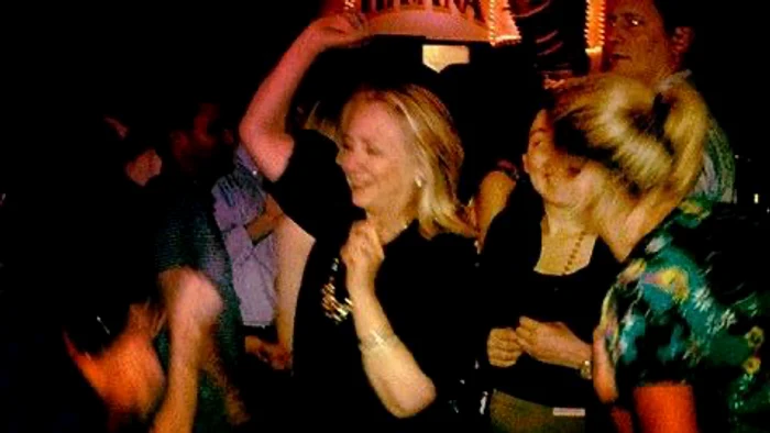 Hillary Clinton a dansat si a baut intr-un bar din Columbia
