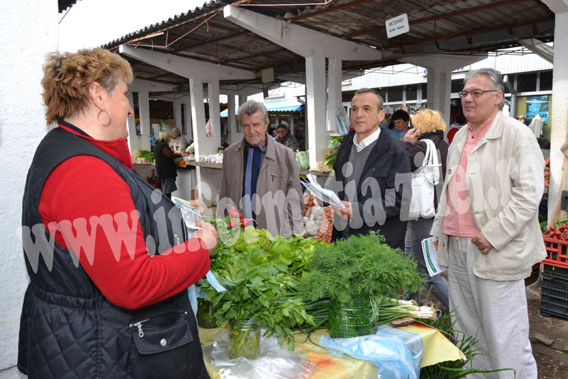 Specialisti de la Camera Agricola Judetean in dialog cu fermierii din piata