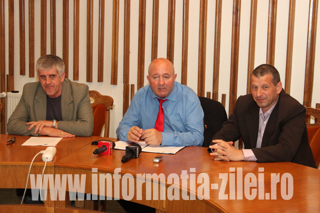De la stanga la dreapta: Gheorghe Rentea - consilier pe proiecte europene, primarul Dorel Coica si Radu Hossu - reprezentant Beny Alex