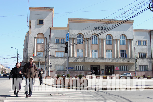 La orele de vârf, sătmărenii sunt nevoiţi să aştepte minute în şir pentru a trece zona