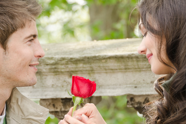 Cuplu romantic, cu trandafir