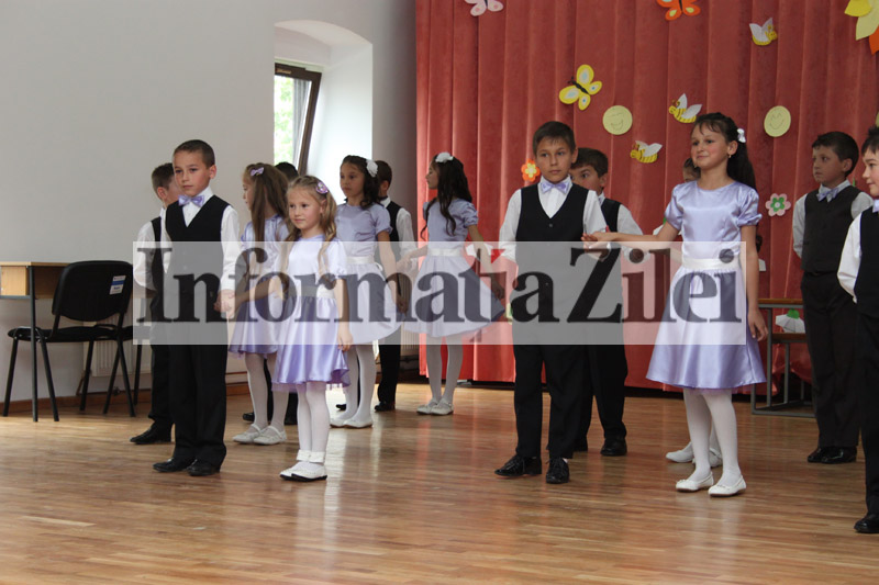 După cuvintele de deschidere a urmat un scurt moment artistic care a început în nuanțe de violet și în pași de vals făcuți de elevii Școlii Gimnaziale Drăgușeni
