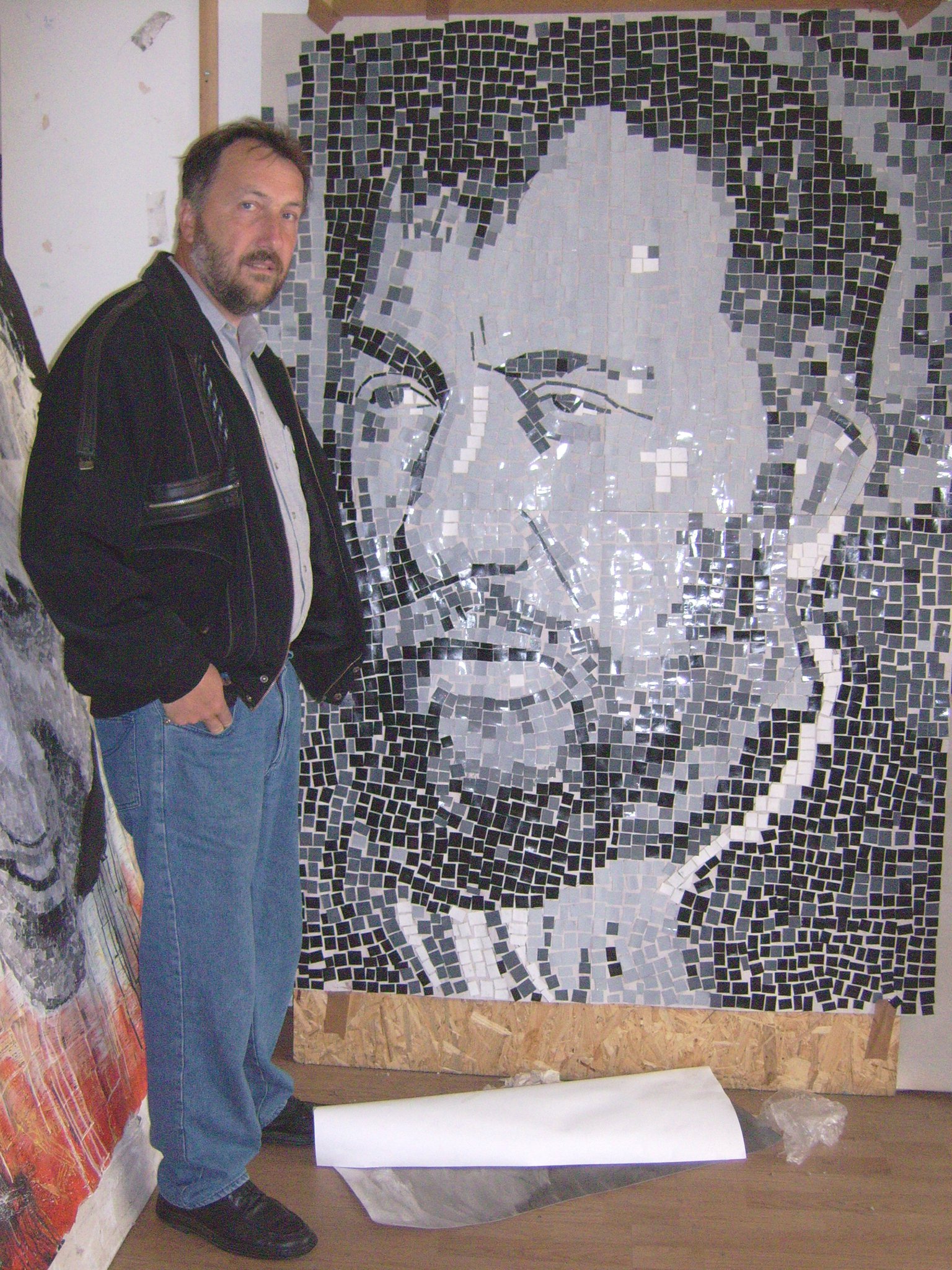 Artistul în fața unui autoportret gigant