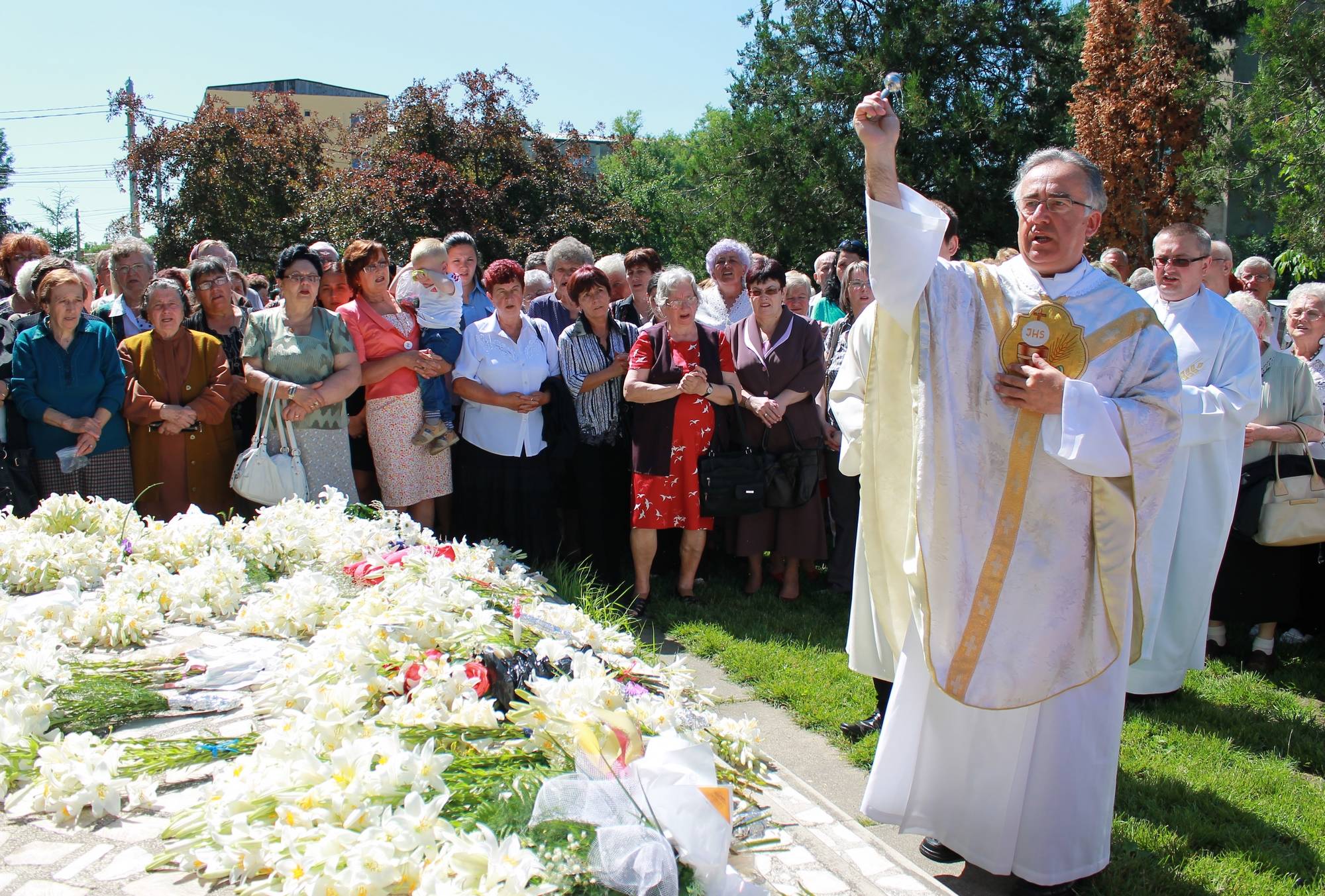 Parintele Papellas Istvan a binecuvantat florile aduse de credinciosi