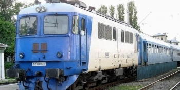 În cadrul activităţii desfăşurate pe trenul de călători de pe relaţia Oradea - Halmeu, poliţiştii au depistat cinci persoane care, călătorind cu acest tren, au oferit sume cuprinse între 15 şi 25 de lei şefului de tren