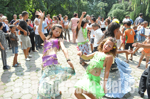 Copiii de pe strada Ostrovului au pregatit un montaj de dans autentic tiganesc