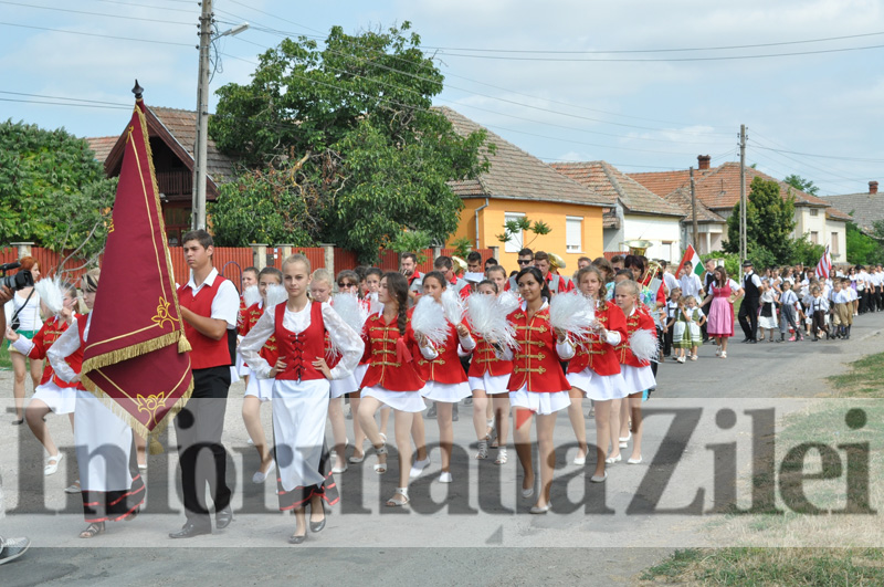 majoretele si fanfara in fata coloanei care a defilat prin Moftinu Mare