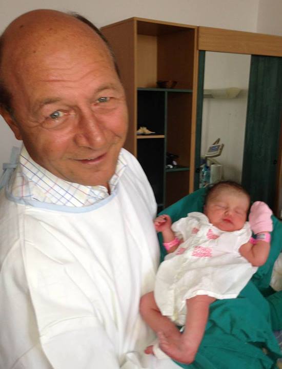 Băsescu e mândru că a primit "titlul nobil" de bunic