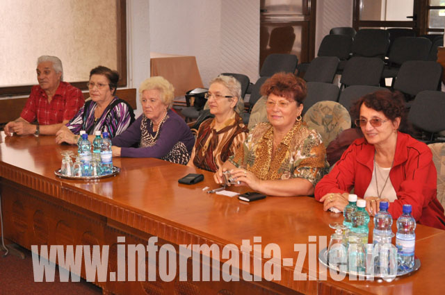 pensionarii galateni, la primirea de catre oficialitti judetene si municipale