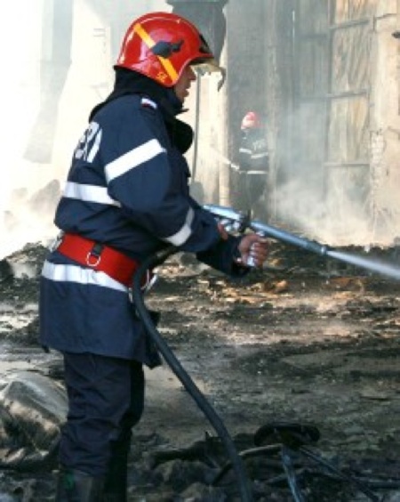 pompieri satmareni la stingerea unui incendiu
