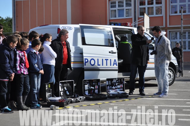 Laboratorul criminalistic mobil a fost la rândul lui un punct de atracție pentru tineri