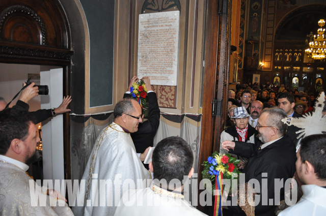 Placa memoriala protopop dr. Aurel Dragos a fost amplasata la intrarea in biserica