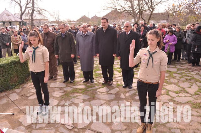 Reprezentantii organizatiei judetene a UDMR la depunerea de coroane