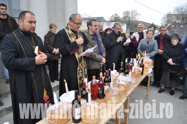 Parintele protopop greco catolic Dumitru Roman in mijlocul credinciosilor