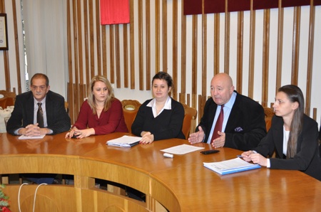 Valentin-Santoma, Andreea Koncz, Cristina Bala, primarul dr.Dorel Coica si Gabriela Deak la conferinta de presa