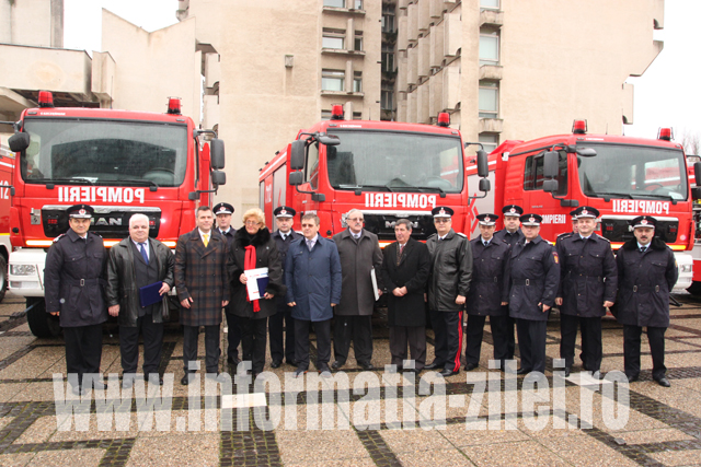 oficialitati judetene, sefi ai inspectoratelor din cele 6 judete, reprezentanta firmei poloneze si directorul de proiect, intr-o poza de grup