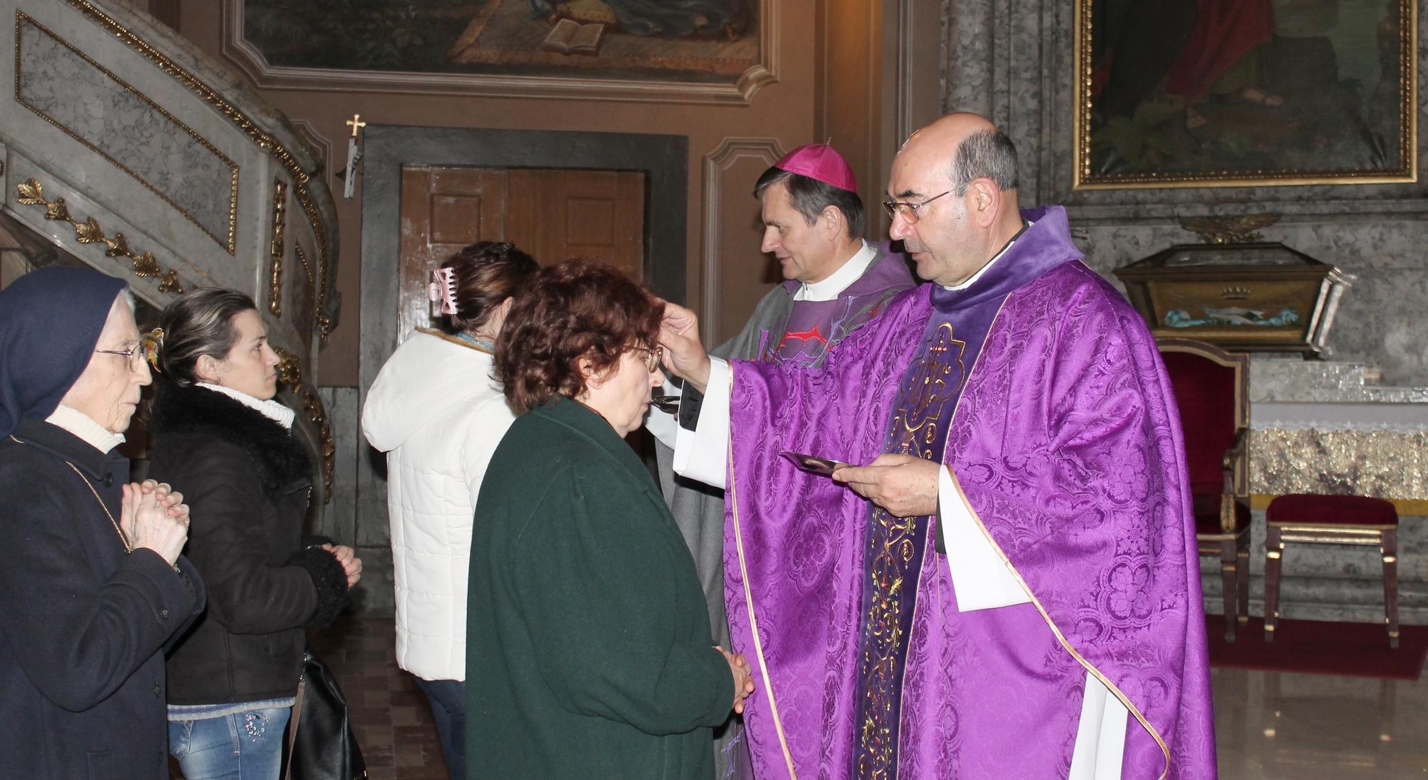 Preotii concelebratori au desenat cu cenusa cate o cruce pe fruntile enoriasilor