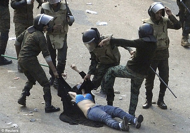 Soldaţi egipteni brutalizând o femeie la Cairo