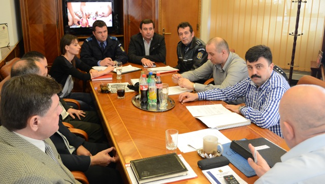 La intalnire au participat viceprimarul municipiului, dr. Roca Radu, reprezentantii Inspectoratului Judetean de Politie, Politiei Locale, Inspectoratului Judetean de Jandarmi şi Serviciului Public de Asistenta Sociala