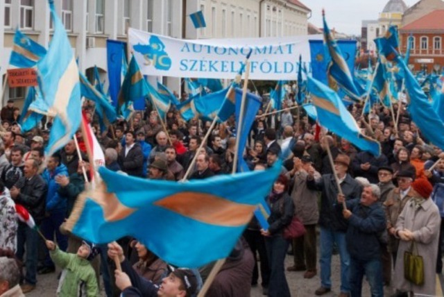 Participanţii la manifestaţie s-au îmbrâncit cu jandarmii