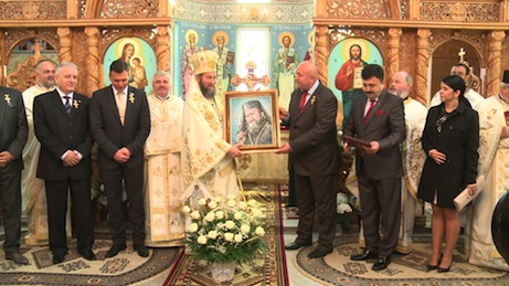 Autoritățile i-au înmânat la sfârșitul slujbei Preasfințitului Iustin Sighetanu, un tablou ce îl înfățișează chiar pe el și o icoană ce îl înfățișează pe Sfântul Gheorghe.