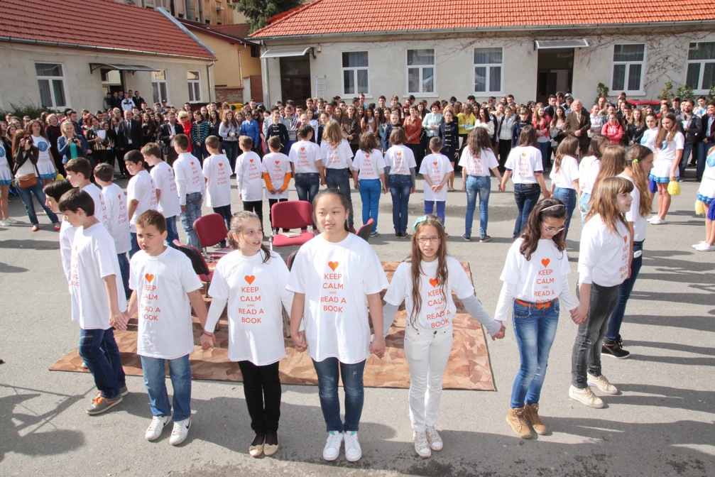 Mai mulţi elevi şi-au încântat colegii prezenţi cu dansuri, cântece şi multă voie bună.