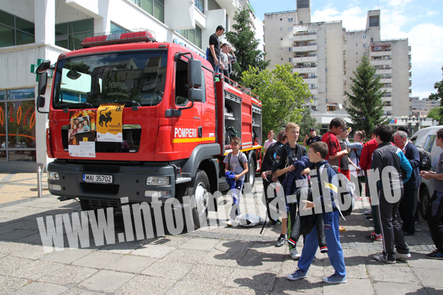pompierii in actiune in piata 25 Octombrie din municipiul Satu Mare