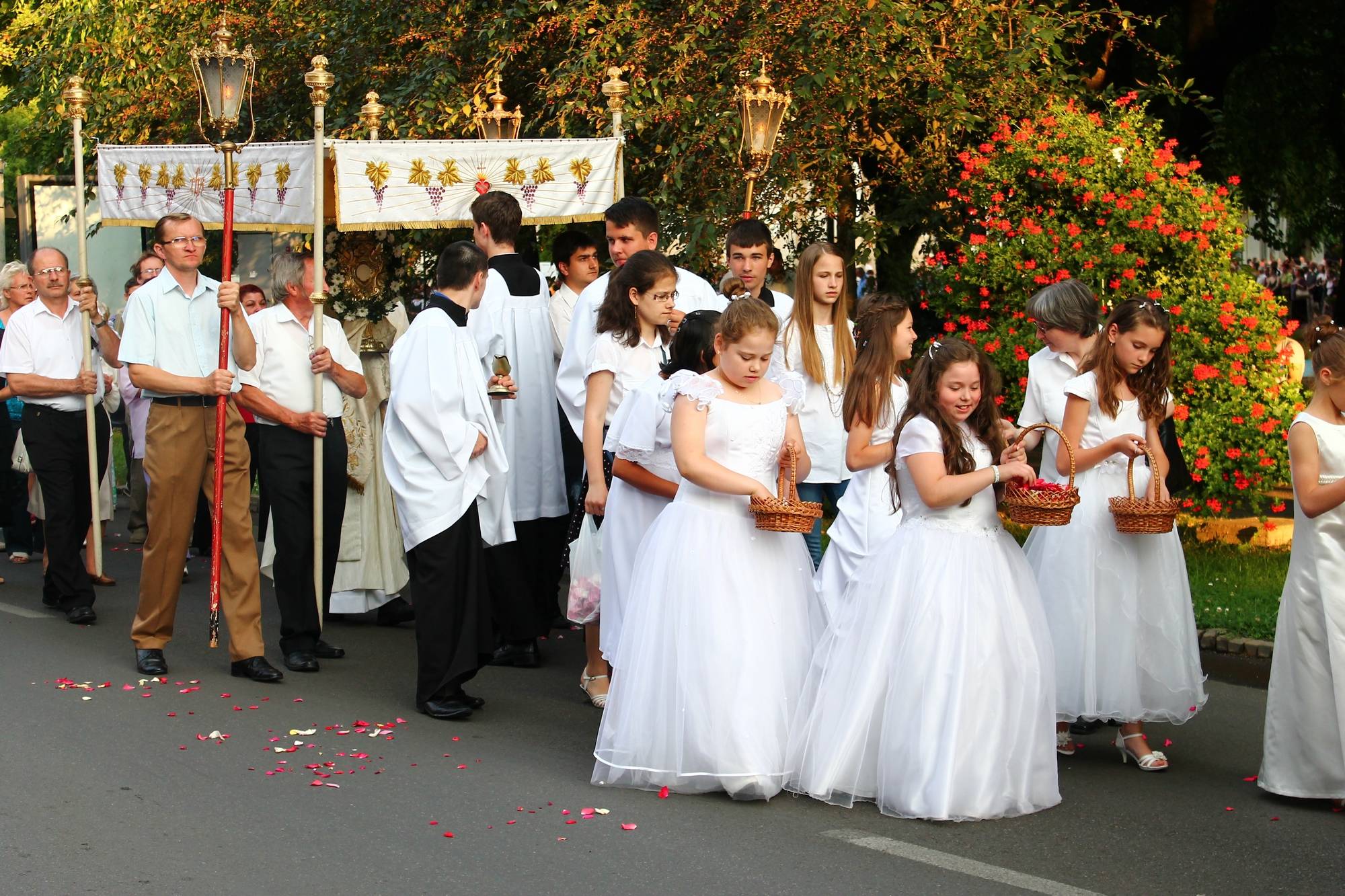 Evenimentul s-a incheiat cu o procesiune in jurul parcului