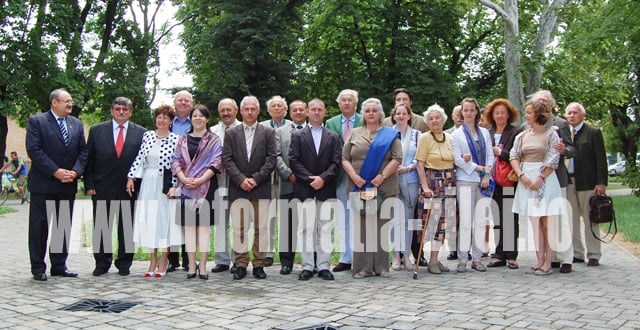 Fotografie de familie după slujba de la biserica romano-catolică “Josephus Calasantius“