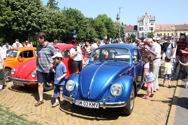 20 de automobile au furat privirile oamenilor veniți să le vadă sau ale celor care erau pur și simplu în trecere