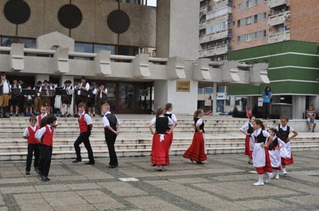 Grupul organizatiei Gemeinsam danseaza pe muzica fanfarei Reissner Big-Band