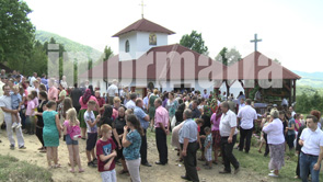 Sute de enoriasi din localitate si din imprejurimi au participat la sfintire