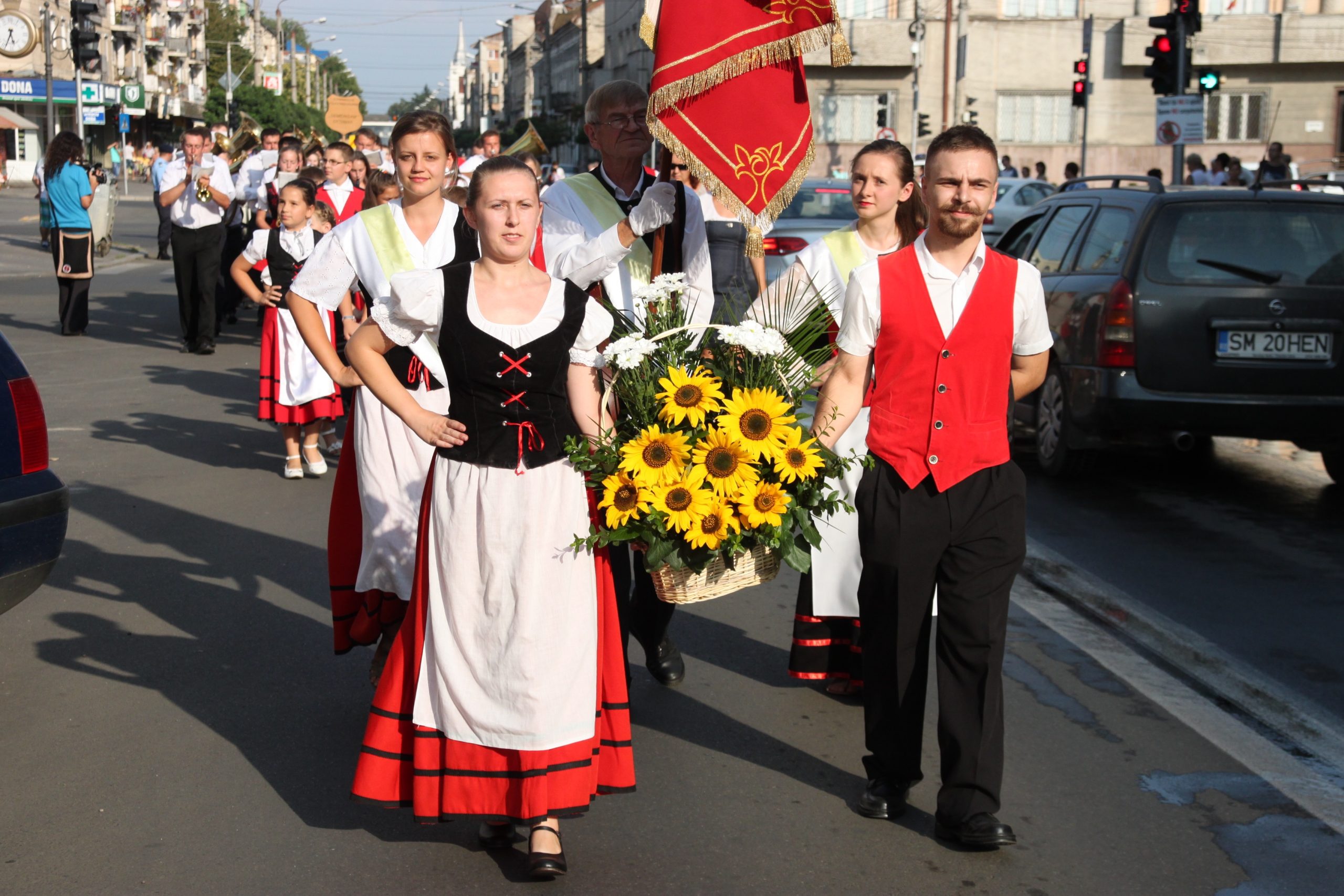 defilarea formatiilor de dansuri de Erntedankfest (Sarbatoarea recoltei)