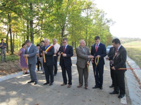 Cei ce au taiat panglica inaugurala impart bucati de tricolor participantilor