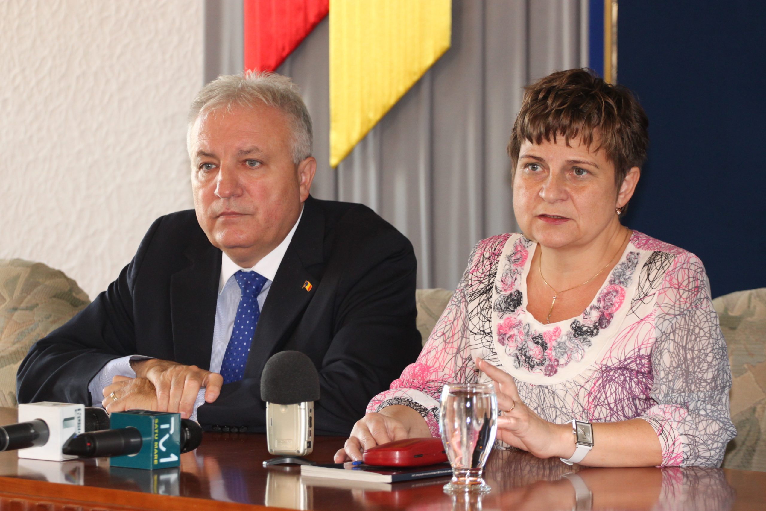 prefectul dr. Eugeniu Avram si presedinta BEJ Satu Mare, Adriana Vilcu, la conferinta de presa