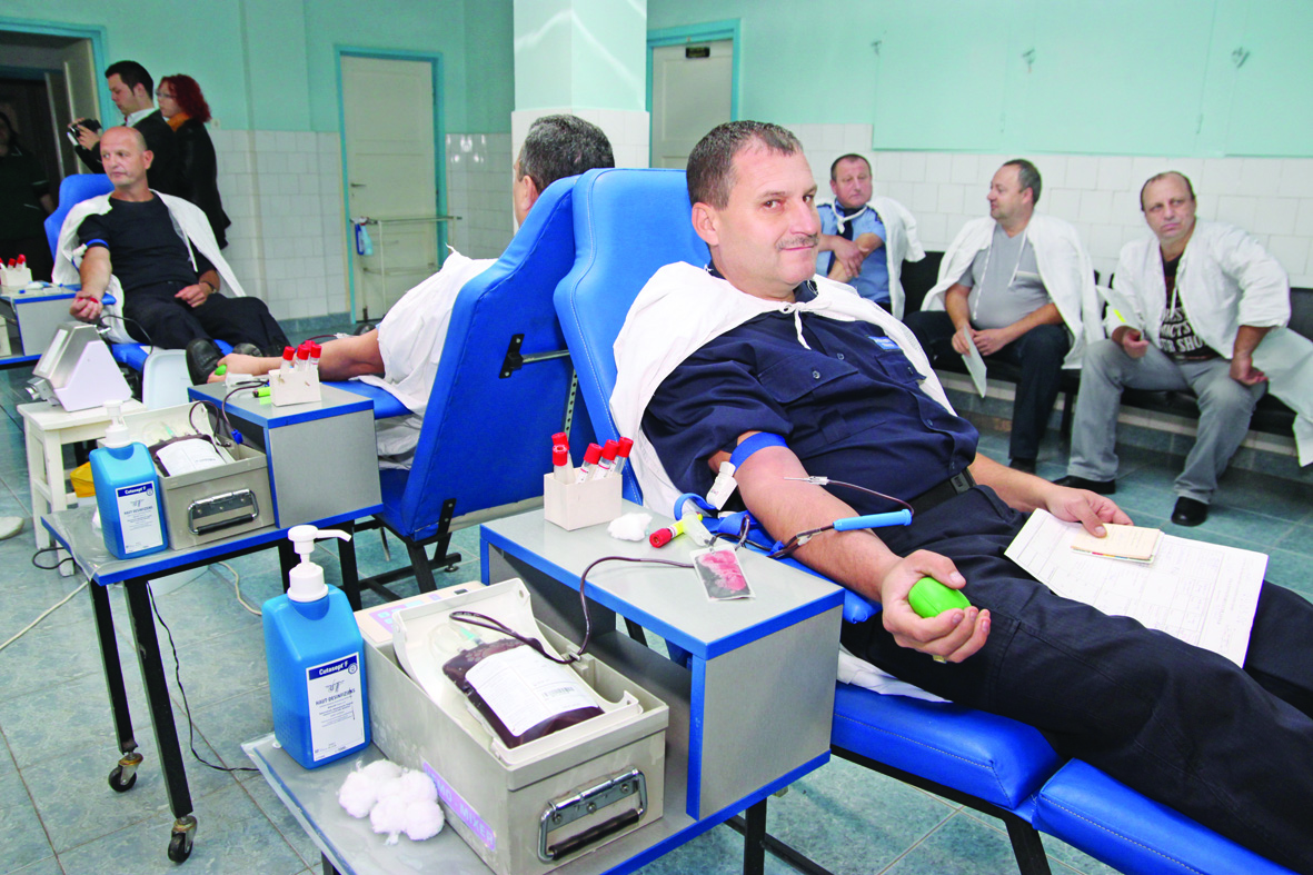 Jandarmii sătmăreni se implică activ în campania de donare de sânge
