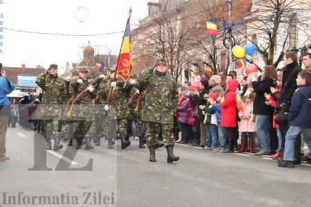 militari ai Batalionul 52 Geniu defileaza la 1 Decembrie