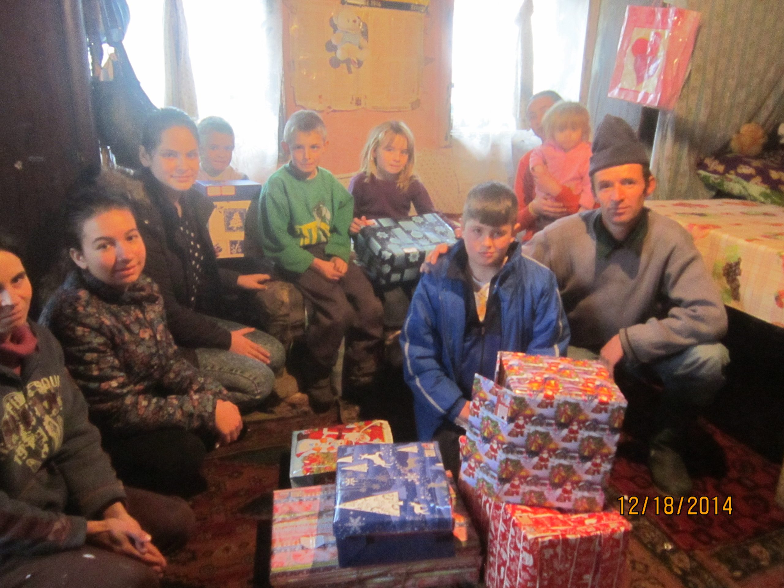 În total, cu sprijinul părinților elevilor Școlii Constantin Brâncoveanu, s-au strâns 298 de cutii de pantofi cu daruri pentru copii