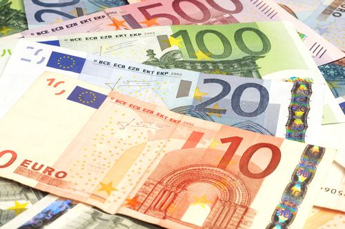 Euro s-a depreciat fata de dolar ajungand la cel mai redus nivel din ultimii noua ani