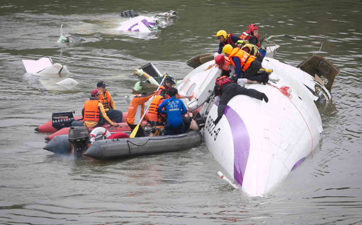 Noua persoane si-au pierdut viata intr-un accident aviatic in Taipei