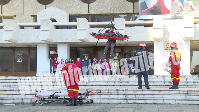 Pompierii au simulat salvarea unei victime de pe Casa de Cultura