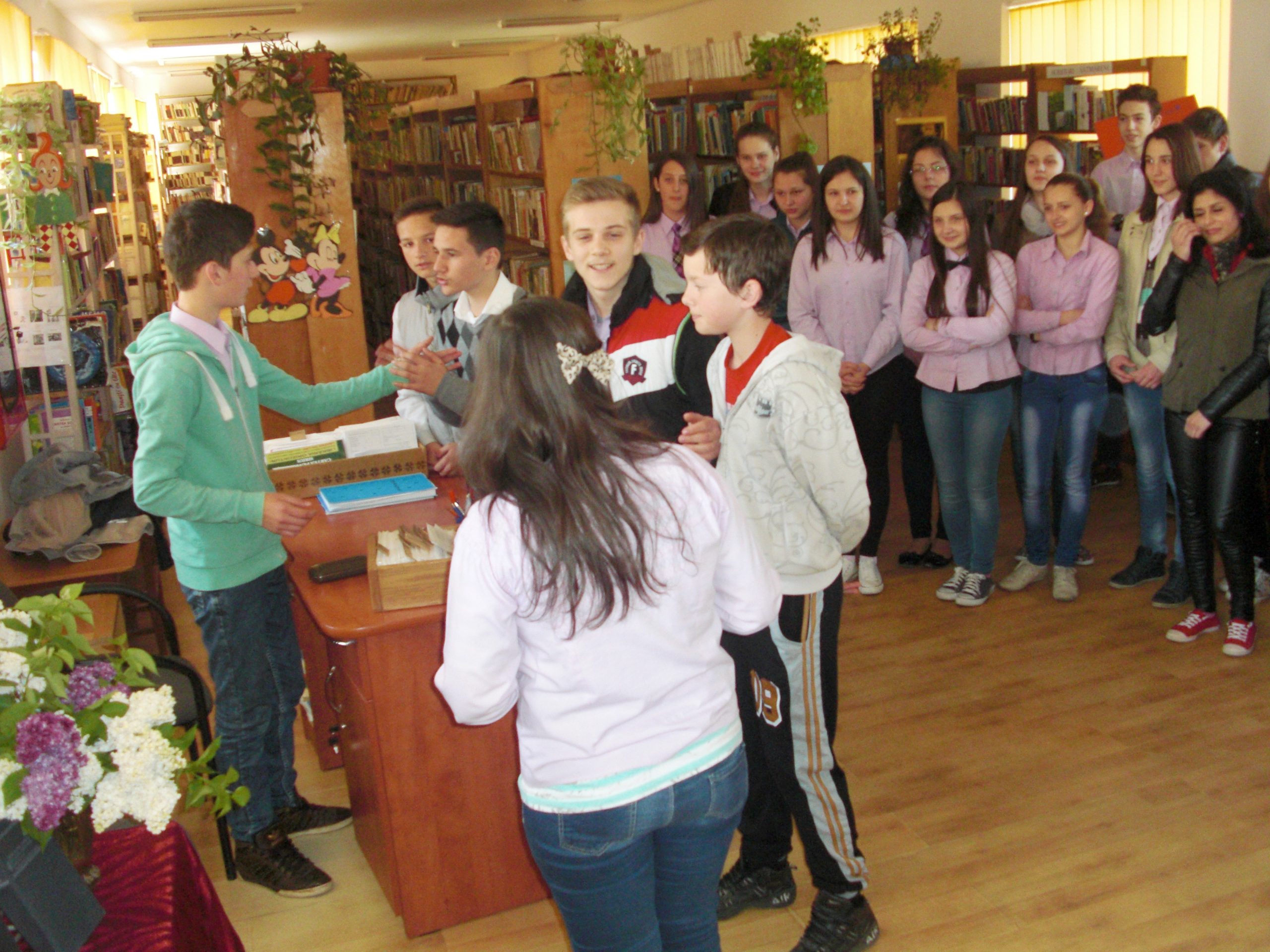 La manifestări au fost invitați elevii clasei a VIII-a A de la Școala Gimnazială Tășnad, elevi pregătiți de profesoara Adriana Hărdălău