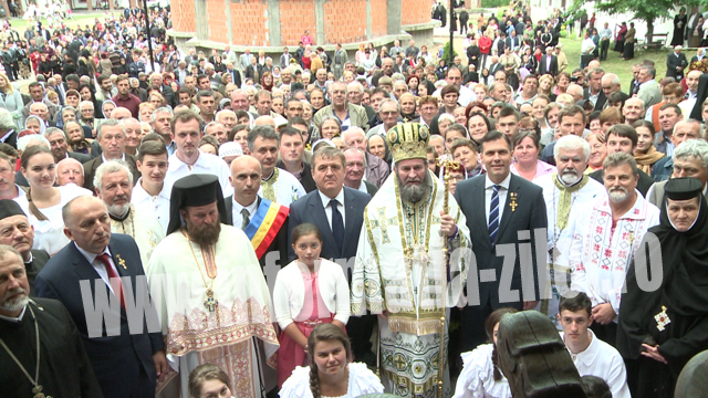 Peste 2000 de credinciosi s-au rugat la Manastirea de la Scarisoara